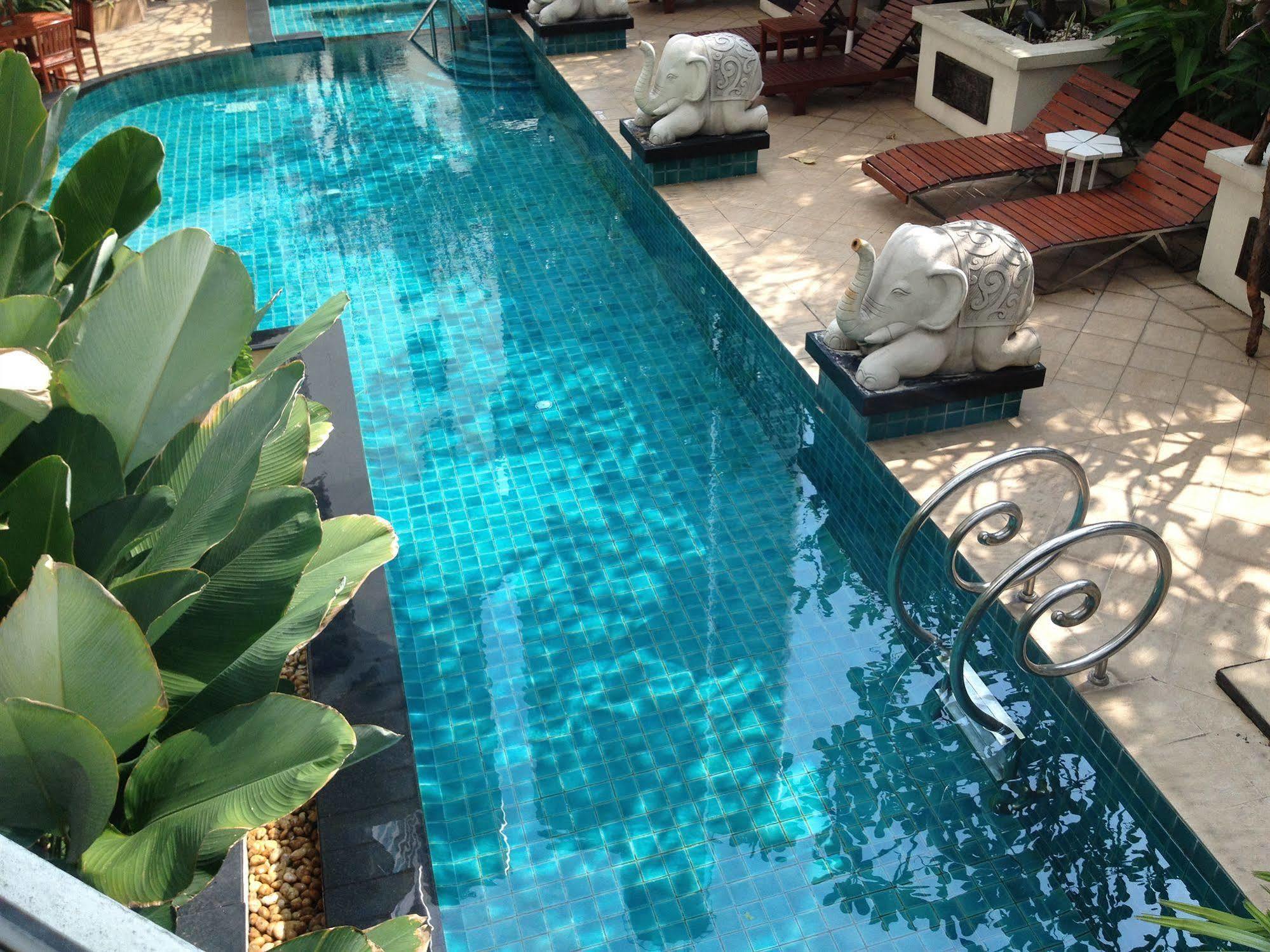 Gardengrove Suites Bangkok Exterior photo